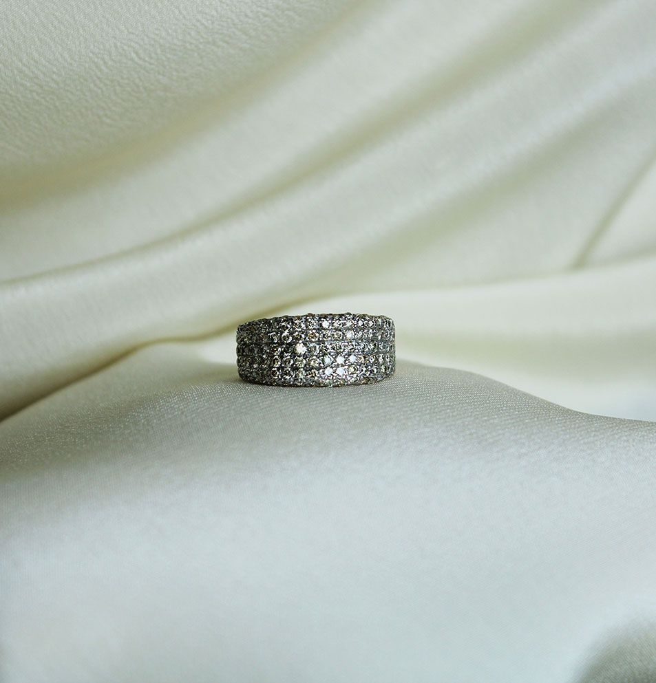 chique-pave-diamond-band