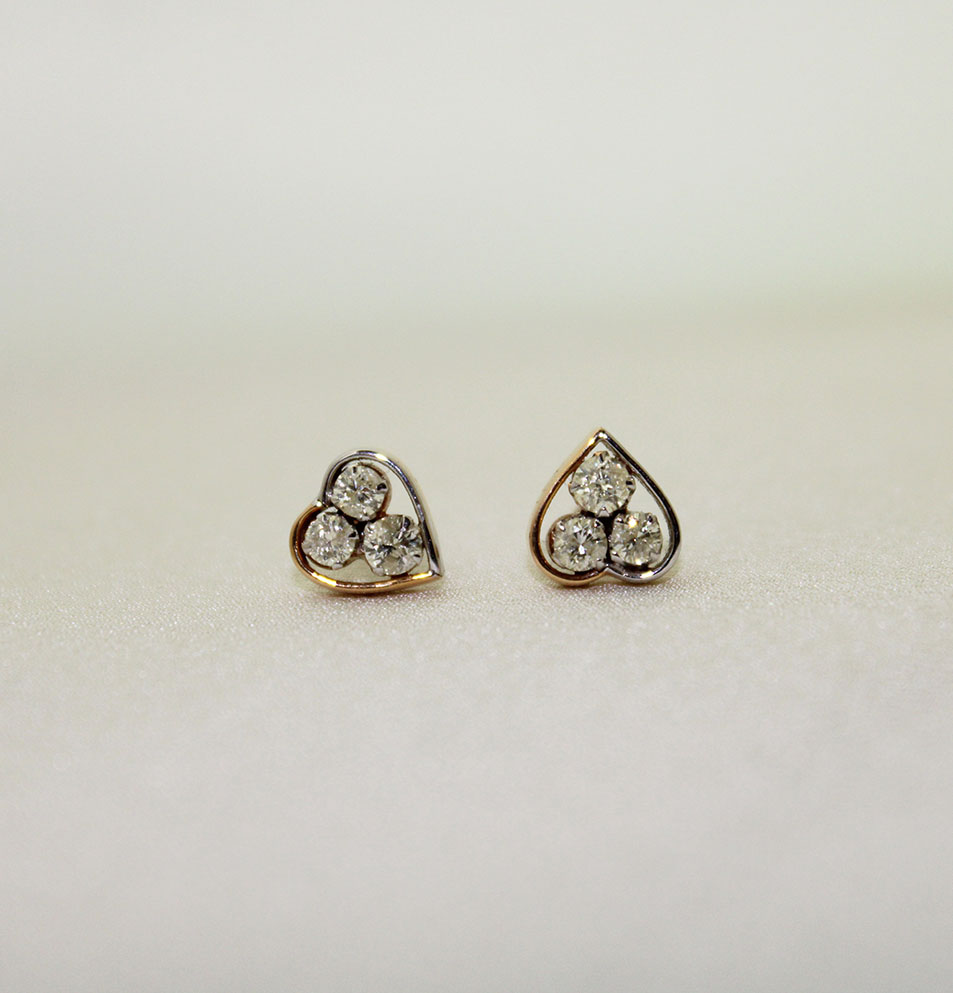 heart-shaped-three-diamond-stud-earrings